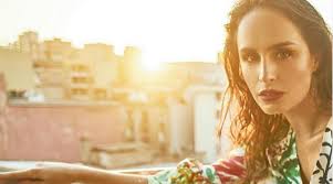 Urrejola fernanda urrejola (29) vive en el cuarto piso de un antiguo y estiloso edificio en avenida santa maría. Amor Es Amor Fernanda Urrejola Confirma Relacion Con Directora Chilena Tv Y Espectaculo Biobiochile
