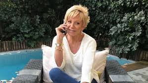 Un blazer y pantalón blanco, zapatos azules y unos grandes aros que combinaban con el look. Esta Simpatico Este Meme Raquel Argandona Reacciona Por Comentarios De Sus Aros Tipo Preservativo Meganoticias