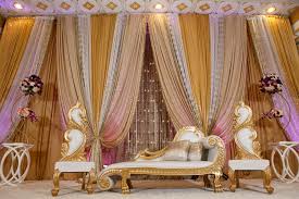 Wedlockindia.com listed out the most beautiful stage decoration for wedding, stage decoration for reception, mandap designs beautiful pink and white theme stage decoration with flowers. Elaborate White And Gold Indian Wedding Stage Decor Wedding Stage Decorations Indian Wedding Deco Wedding Stage