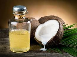 Si pela un limone fino al bianco, che è la parte amara della buccia, poi questa la mettiamo in acqua calda più o meno per un minuto, per togliere appunto il gusto amarognolo. Come Fare L Olio Di Cocco In Casa 6 Passi