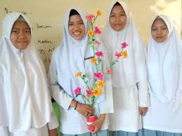 Check spelling or type a new query. Praktek Prakarya Siswa Buat Kerajinan Tangan Dari Barang Bekas