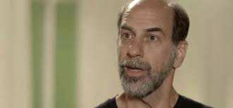 Guga descobre que Max não perdoou em “Malhação