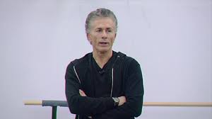 Primo di undici fratelli, la madre è cantante lirica, mentre il padre è danzatore classico. Caso Raffaele Paganini Ad Amici 19 Dichiarazione Scioccante Su Nicolai