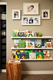 Fotoleiste Mit Kinderbucher Deko Auf Beige Wande Fur Einen Kleinen Jungen Wall Bookshelves Kids Room Project Nursery
