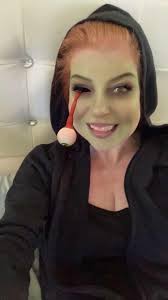 Can someone fix the glare in the corner of my friends eye ? TIA!