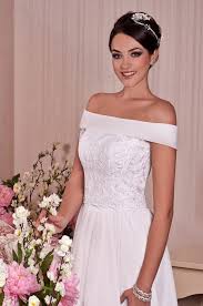 Abiti da sposa semplici per le spose che voglio sentirsi eleganti, raffinate e belle nel giorno del loro matrimonio. Abiti Da Sposa Ravenna Abito Da Sposa Semplice Per Matrimonio Civile Realizzato In Pizzo E Chiffon Collezione 2021 Sposamore