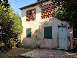Lido di camaiore a 400m dal mare, appartamento al primo piano con posto auto, garage e resede esclusiva. Rustico Casale Camaiore Vendita 178 000 Zona Lido Di Camaiore 120 Cambiocasa It