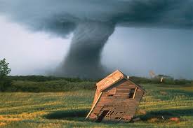 Een tornado in het zuiden van tsjechië, niet ver van de grens met oostenrijk, heeft zeker vijf de schade is enorm en volgens een meteoroloog van de tsjechische televisie zijn er windstoten. Tornado Alley Het Centrale Deel Van De Verenigde Staten