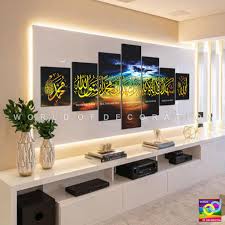 Menempatkan bingkai foto yang disusun sedemikian rupa bisa menjadi hiasan dinding ruang tamu yang indah sekaligus penuh makna. 1 Set Walldecor Islami Dekorasi Dinding Ruang Tamu 1 Set Hiasan Dinding Kaligrafi Syahadat Shopee Indonesia
