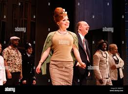 Suzie Toase Fred Ridgeway e Broadway cast apertura notturna di 'un uomo due  Guvnors' al Music Box Theatre