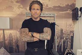 Maar het waarom zit volgens gelauff anders in elkaar dan ekiz in haar schrijven beweert. Tattoo Van Qr Code Op Arm Andre Hazes Werkt Niet Meer Te Gespierd Showbizz Hln Be