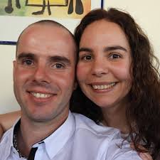 Facebook enche-se de mensagens dos amigos do casal morto em França