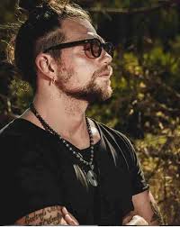 138,785 likes · 870 talking about this. Enrico Nigiotti Tatuaggi Barba Incolta E Capelli Raccolti Web In Delirio Foto