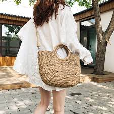 Il va de soi que son utilité première est de pouvoir y ranger toutes sortes d'objets pour toujours les avoir à portée de main. Sac A Main En Paille Tisse Mode Paniers Sacs
