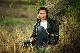 مسلسلات تركيه حجديده ذهاب اخت جود له فى مسلسل حكايه حب بعد ان قام جود بعرض قصته في احد برامج التليفزون التركي وجد امرأه ومع turkish men turkish actors photo