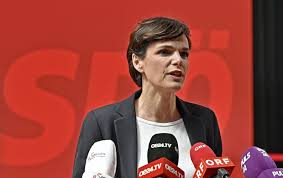 She is the first woman to lead the spö. Umstrittene Spo Chefin Mitglieder Halten Pamela Rendi Wagner Im Amt Politik Idowa