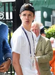Il 2 aprile 2018 il giovane beckham ha postato sul suo profilo instagram una foto sul campo da tennis affianco a una. Wimbledon 2019 Romeo Beckham Leads Stars Attending Day Two Of The