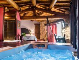 Espace pour les photos, grande chambre double conçue pour les couples et leurs « instants magiques ». Jacuzzi Privatif Nuit D Amour