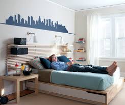 With Its Ikea Furniture And Simple Graphic Stencil Over The Bed Peter Schleisman S Room Shows Off His Youthful Appreciation Of Clean M Teenager Zimmer Jungszimmer Und Teenager Zimmer Jungs