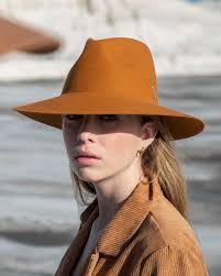 Un cappello dal fascino intramontabile. Scopri Ernest nel nostro shop  online.