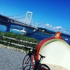 巨大な玉ねぎと鳴門大橋と一緒にしかしここからまたあの坂を登って戻るのかと思うと にしてもさっそく右膝が痛い今日は楽な走り方ってのを覚えてみよう bicycle cycling サイクリング ロードバイク ジャイアント gia golden gate bridge golden gate landmarks