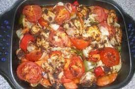 Pulpele de pui se spala, se sterg cu hartie absorbanta de bucatarie si se ung cu putin ulei. Reteta Pulpe De Pui Dezosate Cu Legume La Cuptor