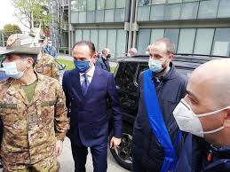 L'aver nominato commissario all'emergenza un generale che si relaziona con governo, parlamento, presidenti di regione ed opinione pubblica è stato, sin dall'inizio, un deplorevole segnale di debolezza istituzionale dell'intero sistema paese. Il Generale Figliuolo In Visita A Novara Prima Novara