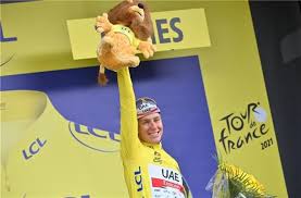Vingegaard cannot avoid the rider in front of him and falls on his elbow. Jonas Vingegaard