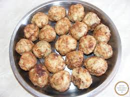 500 g carne de porc macinata cu cat mai putina grasime 3/4 canita sos de mere neindulcit 6 linguri pesmet 1 lingurita patrunjel ingrediente : Retete Culinare Retetetraditionaleromanesti Ro Chiftele De Porc Reteta