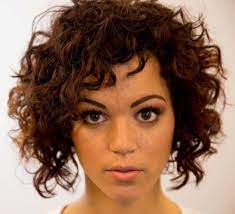 Pour mettre notre visage rond en valeur, il est conseillé de miser sur une coupe au carré flou et wavy, rond apporte du volume et de la longueur. Coiffure Pour Visage Rond 101 Idees Qui Allongent La Silhouette Coiffures Mode Et Beaute Zenidees