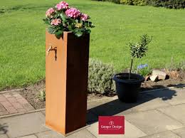 Http Www Designer Brunnen De Wasserzapfstellen Wasserzapfsaeule Mit Blumen Cortenstahl Htm Wasserzapfsaule Wasserzapfsaule Garten Brunnen Garten