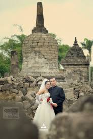 Tentu saja tema acara halal bihalal memang telah banyak dicari oleh orang di internet. Fotografer Pernikahan Wedding Yogyakarta Indonesia Via Outdoor Prewedding Photoshoot At Candi