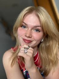 Kristy Hare's Instagram, Twitter & Facebook