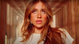 Tate McRae manda recado para os ex no single "exes"