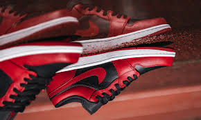 The air jordan 1 low is a lifestyle take on michael jordan's first nike sneaker. Nike Air Jordan 1 Low Reverse Bred 43einhalb Sneaker Store