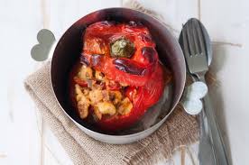 Tagliare per lungo i peperoni cornetti e disporli su una teglia riempire i peperoni. Peperoni Ripieni Di Pane Con Acciughe E Capperi Una Streghetta In Cucina