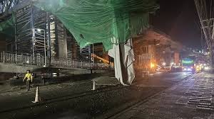 ระทึกกลางดึก พระราม 2 อีกแล้ว ปูนซีเมนต์ทรุดตัว ไหลลงมากองบนถนน - ข่าวสด