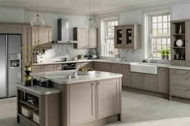 Cuisine Taupe 51 Suggestions Charmantes Et Tres Tendance Armoires De Cuisine Colorees Murs De Cuisine Gris Cuisines Blanches Antiques