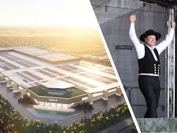Juni 1971 in pretoria) ist ein aus südafrika stammender und in den usa wirkender unternehmer. Gigafactory Berlin Elon Musk Kommt In Zimmermanns Kluft Und Macht Ankundigung