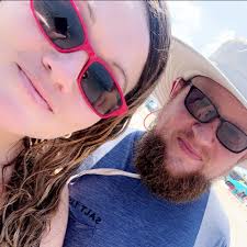 Who's ready for an all new episode of #Shameless this Sunday? Looks like  new neighbors to welcome to the block. #Gallaghers vs #Milkovich's Only