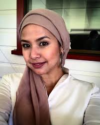 Datuk rizal mansor who claims to be rosmah's special officer said the cybertroopers were tasked with protecting rosmah's image and reputation. Kisah Pernikahan Najib Razak Dan Rosmah Mansor Si Istri Yang Ditakuti Kumparan Com