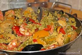 Ci sono diverse ricette per fare la paella, ma quella in cui è presente sia la carne che il pesce prende proprio il nome di paella valenciana, che si prepara. Paella Alla Valenciana La Versione Con Verdure Carne E Pesce
