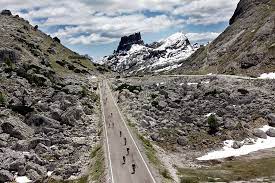 Thereof you have to accept the cumbersome journey via passo tonale (likely most shabby pass of the alps). Tour Passo Giau