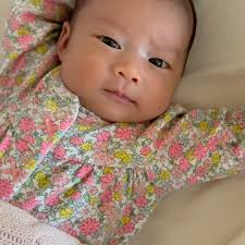 👶🏻 6 weeks old and I’m already missing how tiny she was. I know she’s  still tiny but she was even smaller just a while ago. Love the little “coo”  at the end of the video and also the tummy time effort ...