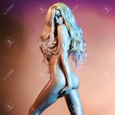カラフルな光の中で踊る裸の美しいブロンド。長い髪のセクシーな女性のエロ画像。ピンクの背景に性的な裸のモデルのポーズ。エレガントなストリッパーの完璧な女性の体。  の写真素材・画像素材. Image 154967981.