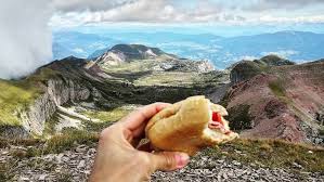 Tra gli alimenti più indicati da consumare la sera, figurano asparagi e cetrioli, sedano e calvolfiore, ma anche pomodori, peperoncino e mele. 7 Cose Da Mangiare E Da Bere Che E Bene Portarsi In Montagna