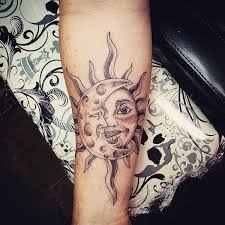 Placing a half moon and half sun inside the circle supplies even more meaning. Half Sun Half Moon Tattoo Simple Novocom Top