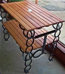 Horseshoe Table I Ve Got To Learn To Weld This Could Have A Metal Or Tempered Glass Top And Shelf So It Could Horseshoe Decor Horseshoe Horseshoe Crafts