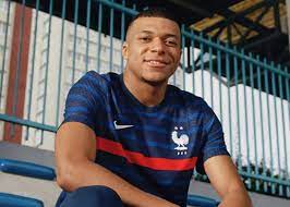 La eurocopa debería haber estrenado formato de sedes en 2020, disputándose el torneo en un gran número de países a lo largo del continente europeo. Camisetas Nike De Francia 2020 2021