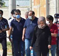 Cinayeti azmettirdiği öne sürülen abdullah başdemir ve sevgilisi esra taş ile cinayete yardım ettikleri belirtilen ve büyükşen çiftiyle aynı mahallede oturan zeki okşen ile kuzeni mustafa okşen tutuklandı. Buyuksen Cifti Cinayeti Sorusturmasinda Son Durum Whatsapp Yazismalari Inceleniyor